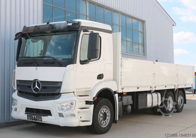 Flatbed truck MERCEDES-BENZ Antos 2641L Prits. / Staplerhaltg. Stahltransp.