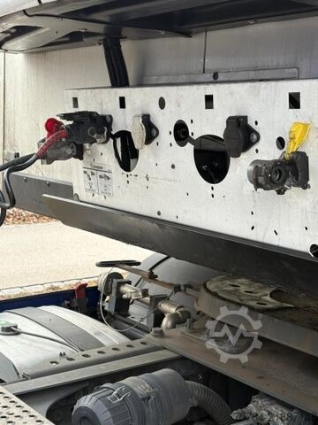 Low loader semitrailer KRONE 3-ACHS BLUMENBREITE, THERMOKING SLX 300, DOPPELST, LIFT, MIETKAUF MGL.