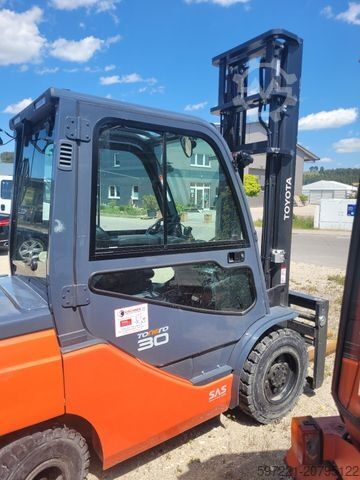 Dieselstapler Toyota 52-8FDF30 nur 871 Stunden