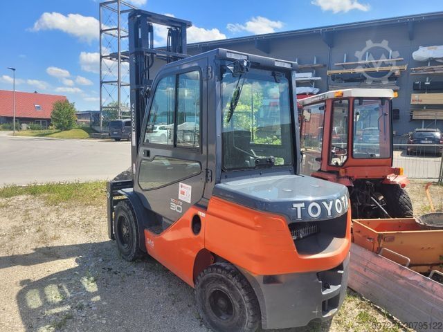 Dieselstapler Toyota 52-8FDF30 nur 871 Stunden