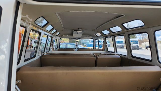 Kleinbus VOLKSWAGEN T 1 Samba mit Safarifenster