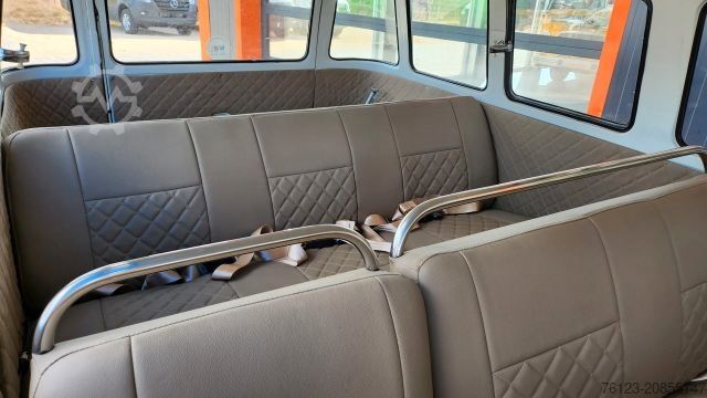 Kleinbus VOLKSWAGEN T 1 Samba mit Safarifenster