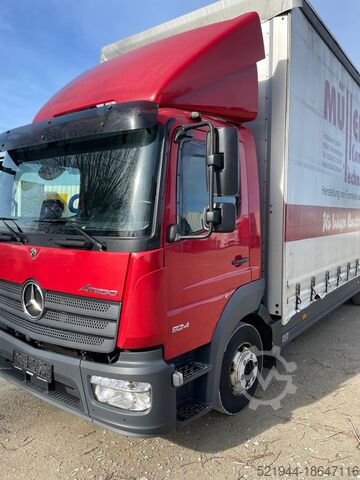 Truck with box body Mercedes-Benz Atego 824 Plane Volumenzug Jumbo