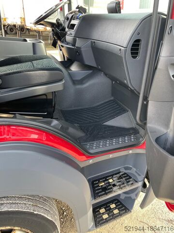 Truck with box body Mercedes-Benz Atego 824 Plane Volumenzug Jumbo