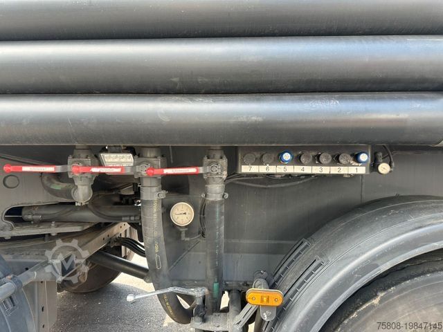 Silo semitrailer SPITZER SF2753 Futtersilo 7Kammer 8xDomdeckel Lenkachse