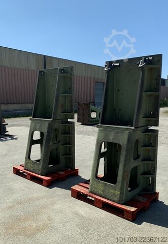 Pair of cast iron angle plates Paire d'équerres en fonte 2075 x 1000 x 700 mm