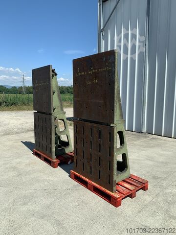 Pair of cast iron angle plates Paire d'équerres en fonte 2075 x 1000 x 700 mm