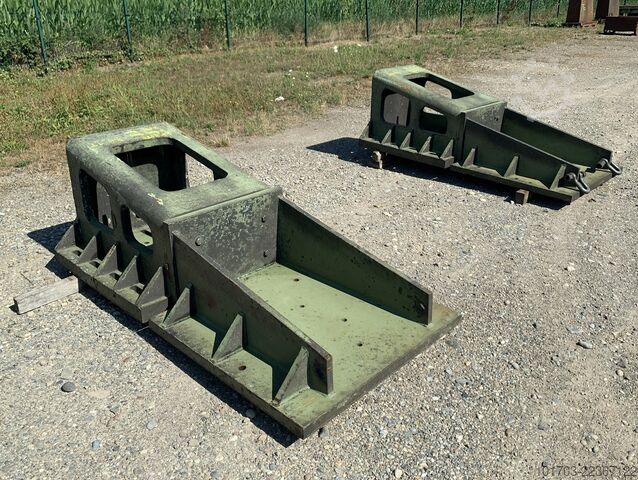 Pair of cast iron angle plates Paire d'équerres en fonte 2075 x 1000 x 700 mm