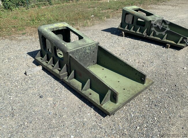 Pair of cast iron angle plates Paire d'équerres en fonte 2075 x 1000 x 700 mm
