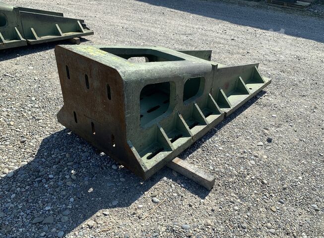 Pair of cast iron angle plates Paire d'équerres en fonte 2075 x 1000 x 700 mm