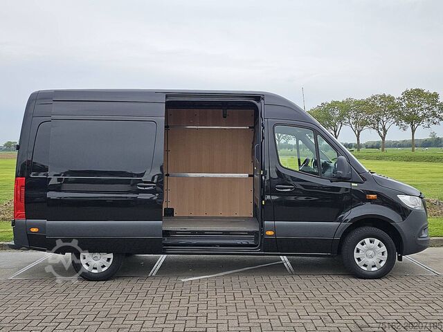 High-roof van MERCEDES-BENZ SPRINTER 317 L2H2 Mbux 360camera!