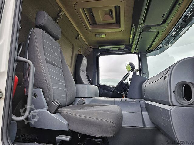 KĂĽhl-/TiefkĂĽhltransport SCANIA P320 6X2*4 LAMBERET LIFT