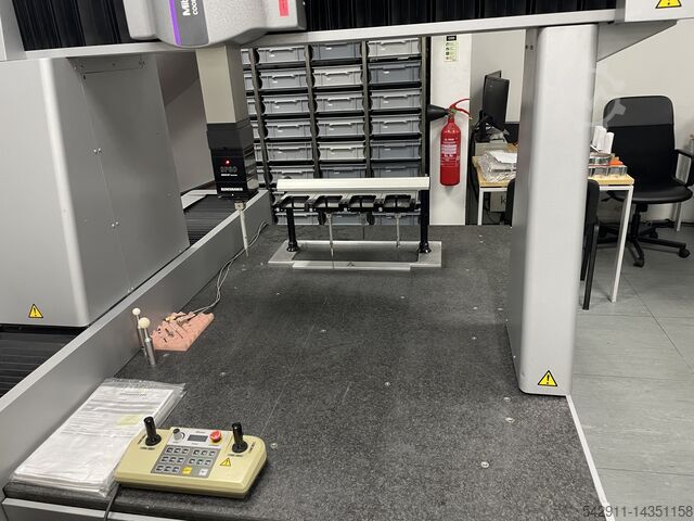 Coordinate measuring machine Mitutoyo Crysta-STRATO 9106 FAL A910