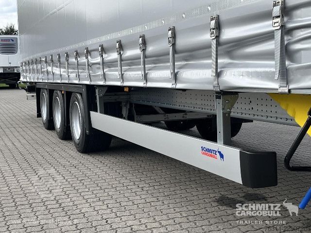 Auflieger mit Pritsche & Plane Schmitz Cargobull Curtainsider Mega Getränke