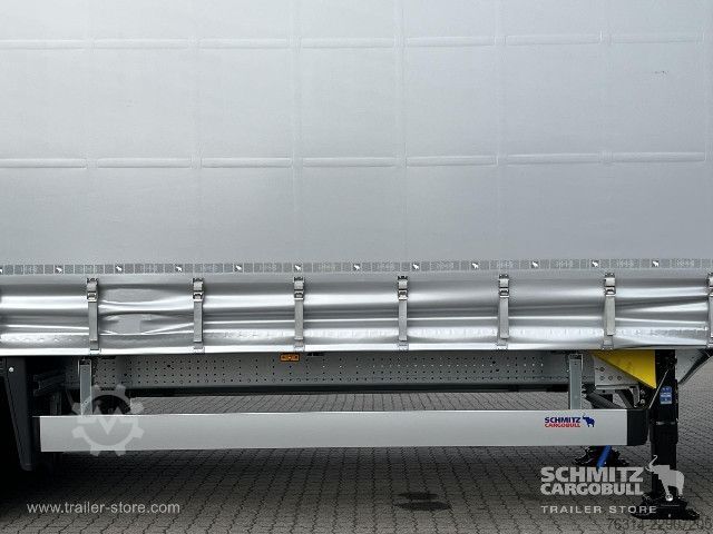 Auflieger mit Pritsche & Plane Schmitz Cargobull Curtainsider Mega Getränke