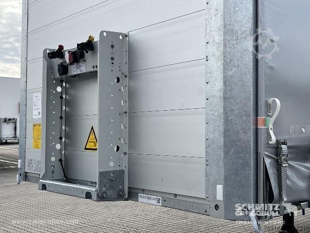 Auflieger mit Pritsche & Plane Schmitz Cargobull Curtainsider Mega Getränke