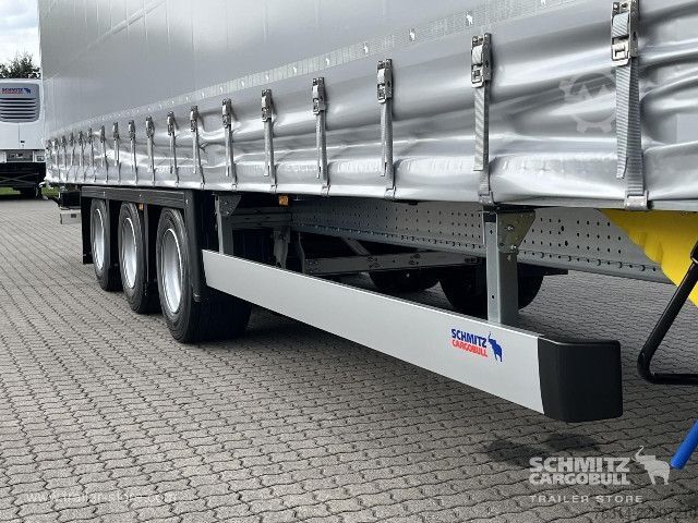 Auflieger mit Pritsche & Plane Schmitz Cargobull Curtainsider Mega Getränke