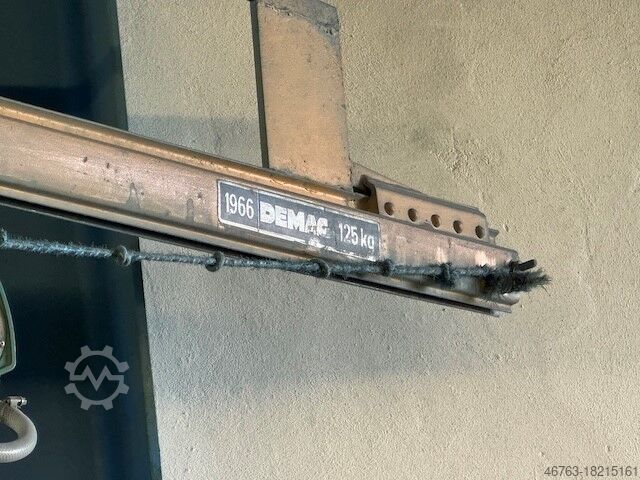 Column-mounted swaying crane DEMAG unbekannt