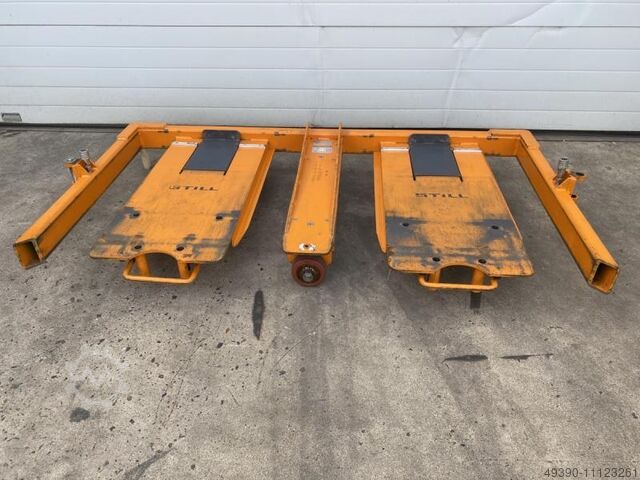 Tugger train with 4 Liftrunner route wagons STILL; trailer, transport cart, platform cart, platform. STILL 4x LIFTRUNNER E-Gestell