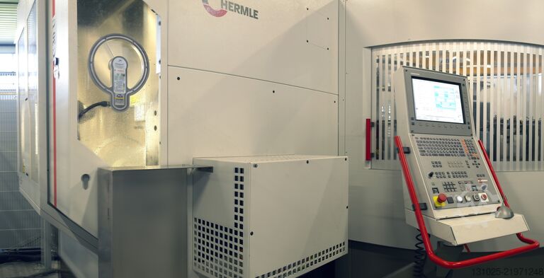 Vertikales Bearbeitungszentrum HERMLE C30U + ZM157 tooling magazine