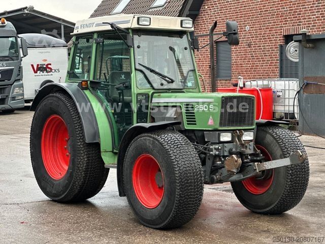 Traktor FENDT 250 SA 4x4 Fronthydraulik Rasenbereifung