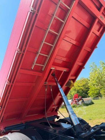 Three-sided tipper truck MAN TGS 26.420 6x2 Kipper KRAN Greifer lift/lenk AHK