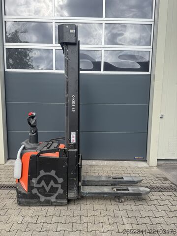 Manual stacker Toyota SPE140L mit Initialhub