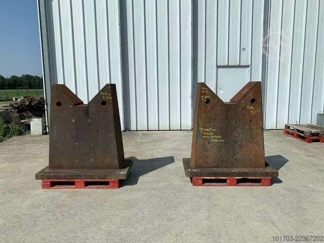 2 Cast iron V supports Supports en V en fonte 