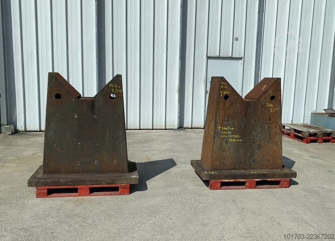 2 Cast iron V supports Supports en V en fonte 