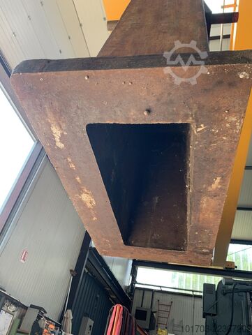 2 Cast iron V supports Supports en V en fonte 