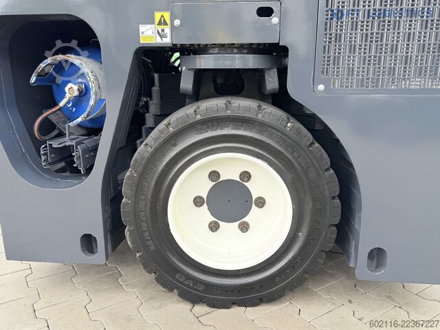 4-way forklift Combilift CB4000 TRIPLEX 5200 FREE-LIFT POSITIONER