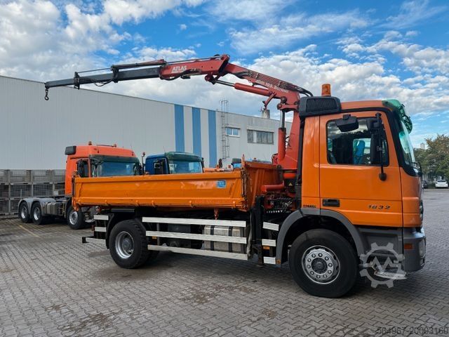 Dreiseitenkipper LKW MERCEDES-BENZ 1832 Actros 3-S.-Kipper Kran Funk Greiferst. AHK