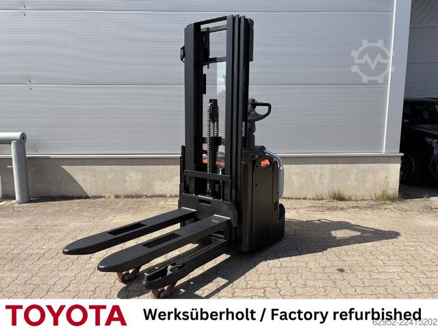 High Lift stacker Toyota SPE 120 L / Akku überh.!