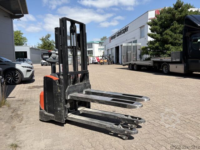 High Lift stacker Toyota SWE 200 D