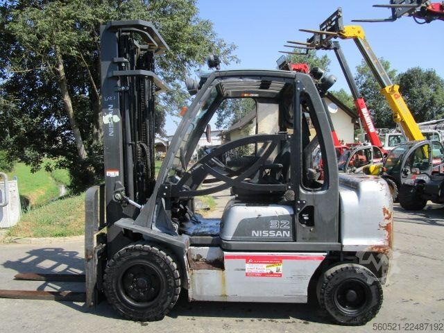 Dieselstapler Nissan 3,2 Ton.-Triplex-FH 5,5m + Seitenschieber