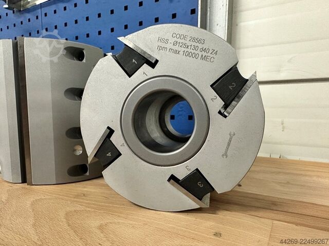 Planer head for strip planer blades  