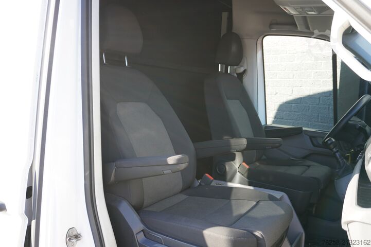 Delivery van Volkswagen Crafter 2.0 TDI 140PK L3H3 EURO 6 - Airco - Nav...