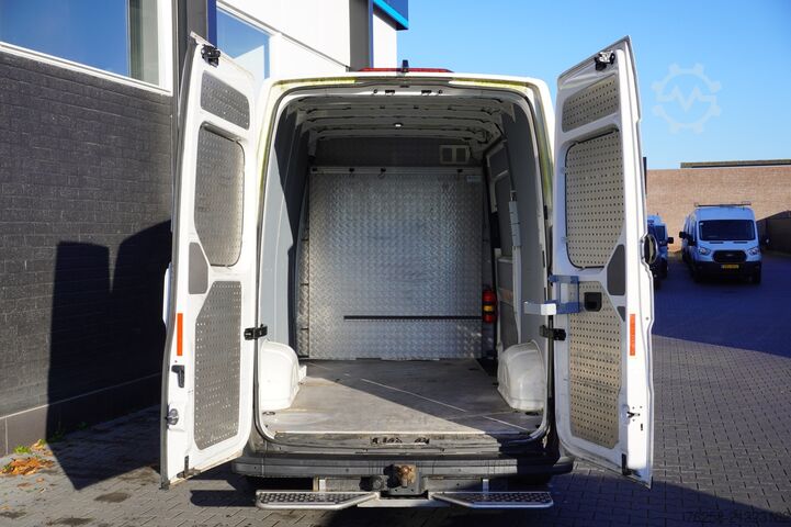Delivery van Volkswagen Crafter 2.0 TDI 140PK L3H3 EURO 6 - Airco - Nav...