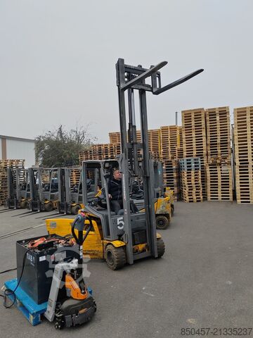 Elektrisch – 4 Räder Jungheinrich EFG320 no battery  paket  2 stuck !!!!)