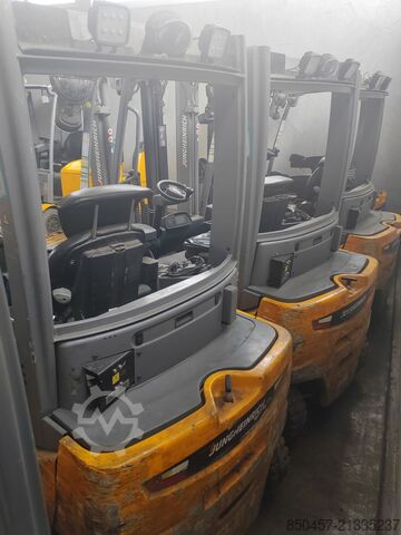 Elektrisch – 4 Räder Jungheinrich EFG320 no battery  paket  2 stuck !!!!)