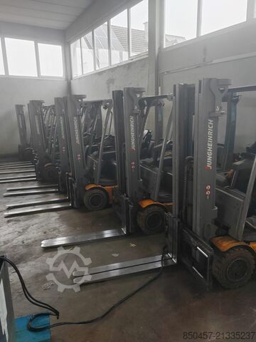 Elektrisch â 4 RĂ€der Jungheinrich EFG320 no battery paket 2 stuck !!!!)