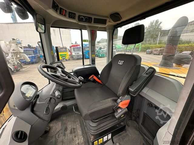 Wheel loader CATERPILLAR 930M Radlader mit Schaufel 2.090 BTH