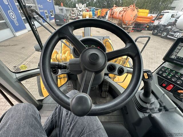 Wheel loader CATERPILLAR 930M Radlader mit Schaufel 2.090 BTH