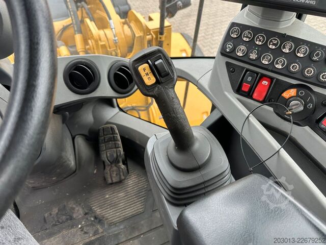 Wheel loader CATERPILLAR 930M Radlader mit Schaufel 2.090 BTH