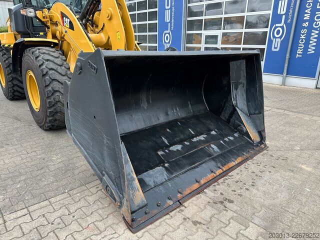Wheel loader CATERPILLAR 930M Radlader mit Schaufel 2.090 BTH