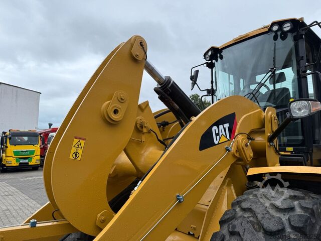 Wheel loader CATERPILLAR 930M Radlader mit Schaufel 2.090 BTH