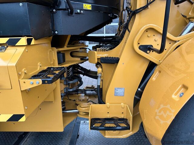 Wheel loader CATERPILLAR 930M Radlader mit Schaufel 2.090 BTH