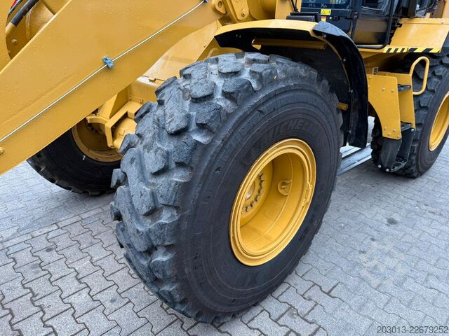 Wheel loader CATERPILLAR 930M Radlader mit Schaufel 2.090 BTH