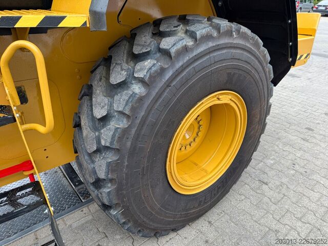 Wheel loader CATERPILLAR 930M Radlader mit Schaufel 2.090 BTH