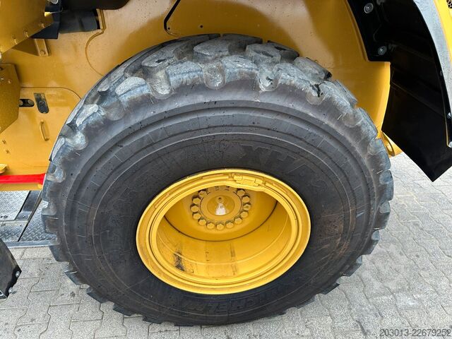 Wheel loader CATERPILLAR 930M Radlader mit Schaufel 2.090 BTH